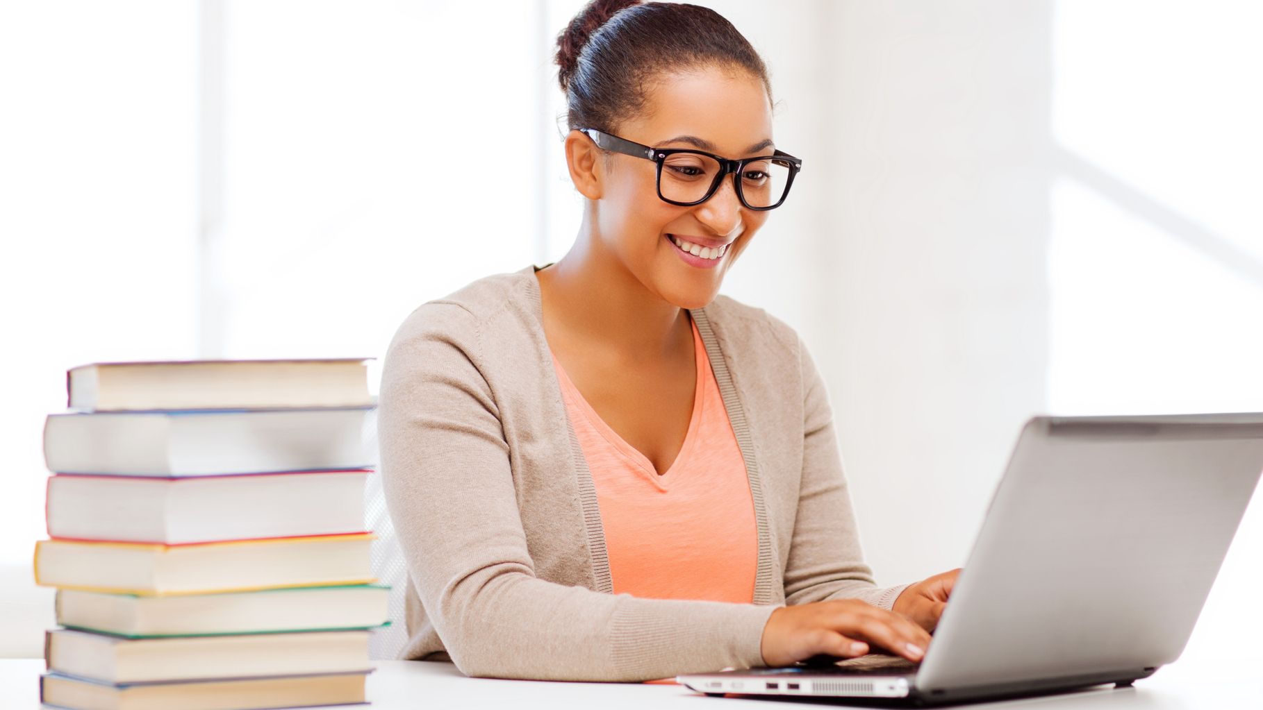 What are the main differences between narrative and expository essays?